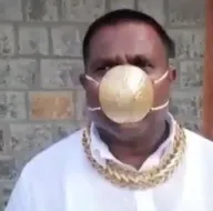 Son dakika: 30 bin TLlik maske ile koronavirüsten korunan iş adamı