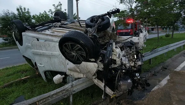 1684993641325.jpeg Samsun'da korkunç kaza! Bariyerlere çarparak takla attı paramparça oldu: 1'i ağır 2 yaralı - 2