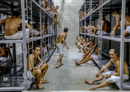 El Salvador'un mega hapishanesi dünya gündeminde! Yastık yorgan bile verilmedi