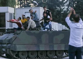 Halk kalkışmaya direniyor