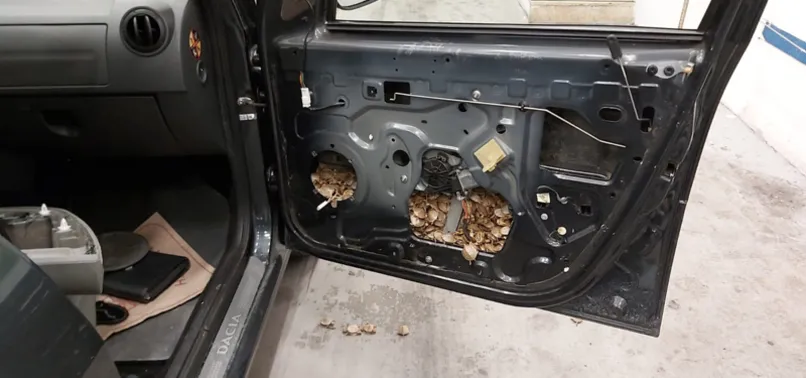 Akılalmaz olay! Araba kapısından tam 5 bin 450 adet çıkarıldı