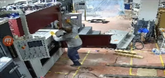 1715164444979.jpeg Ölüm presi! Fabrika sahibi içinde ezilerek can verdi! Dehşet anları kamerada - 3