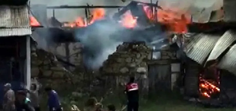 Refahiye’de yıldırım düşen 3 ev 1 ahır yandı