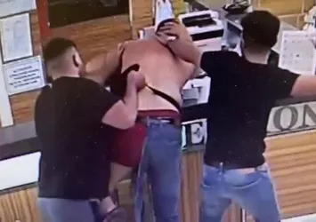 Önce dövdüler sonra kıyafetlerini parçaladılar! Esenyurt'ta meydan dayağı