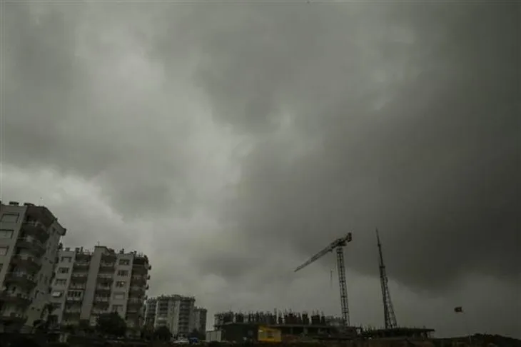 Antalya'yı fırtına yıktı geçti! Uçaklar inemedi, ağaçlar devrildi, araçlar mahsur kaldı