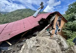 Trabzon'da heyelan paniği! Kaya parçaları evin çatısından içeriye girdi