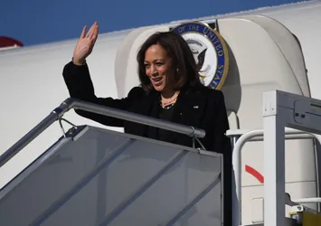 Kamala Harris 'mülteci' sorusuna kahkaha attı! Salon buz kesti | Tepki yağıyor