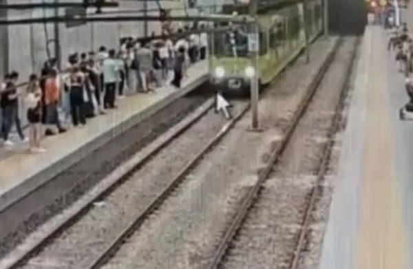 bursada-korku-dolu-anlar-metronun-onune-atladi-makinistin-dikkati-faciayi-onledi-1660483238298.jpg Bursa’da korku dolu anlar! Metronun önüne atladı makinistin dikkati faciayı önledi - 3