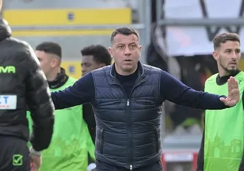 Hellas Verona forveti Thomas Henry'e kafa atan Lecce hocası Roberto D'Aversa kovuldu