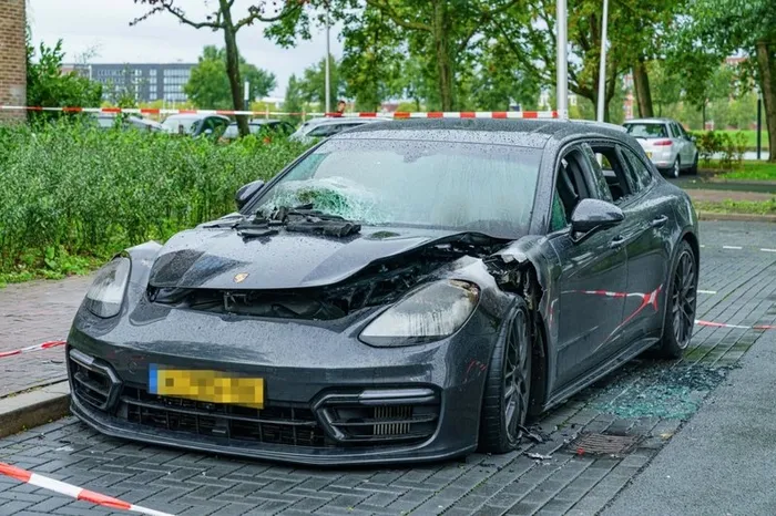 Ajaxlı futbolcu Mohamed Ihattaren’in Porsche marka lüks aracı yandı