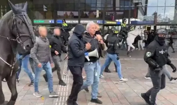 İsveç’teki Kur’an-ı Kerim yakma skandalının ardından bu kez de Hollanda’da Kur’an yırtıldı! Wagensveld daha önce Hz. Muhammed’e hakaret etmişti
