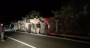 Ordu’da talaş yüklü TIR devrildi: 1 ölü