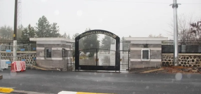 Diyarbakır'da şehitler mezarlığını bomba attılar