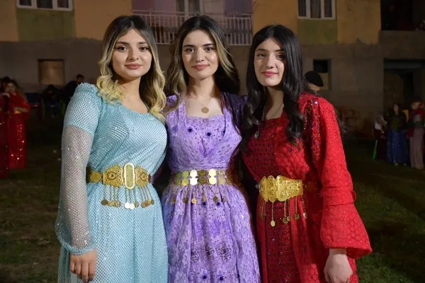 1683282830088.jpg Türkiye bu düğünü konuşuyor! Gelin ve damada takılanlar dudak uçuklattı - 5