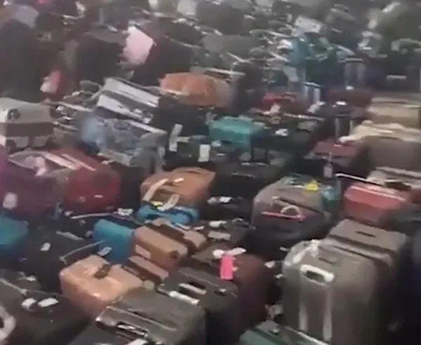 İstanbul'da 1 dakika Avrupa'da 4 saat! Londra, Paris, Roma ve Frankurt hattı çöktü: Havalimanlarında uzun kuyruklar oluştu - 3