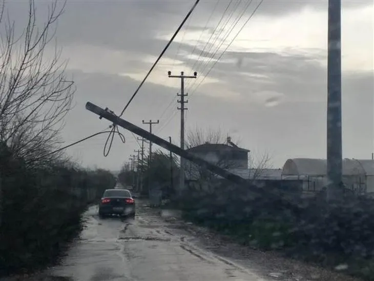 Antalya’yı fırtına yıktı geçti! Uçaklar inemedi, ağaçlar devrildi, araçlar mahsur kaldı