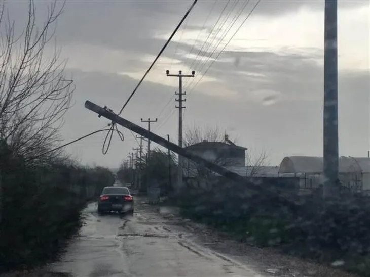 Antalya'yı fırtına yıktı geçti! Uçaklar inemedi, ağaçlar devrildi, araçlar mahsur kaldı
