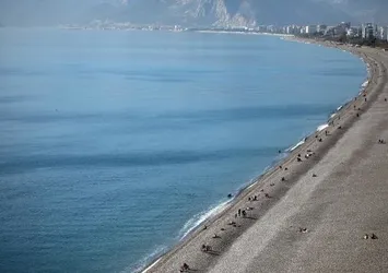 Antalya’da şaşırtan görüntü! Yılın son günü denize girdiler
