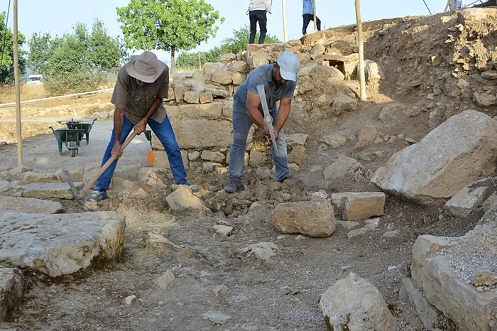 1500-yillik-kilise-kalintisinda-yapilan-kazida-cikanlar-soke-etti-diyarbakirda-buyuk-arastirma-1720354930516.jpg 1500 yıllık kilise kalıntısında yapılan kazıda çıkanlar şoke etti! Diyarbakır'da büyük araştırma... - 1