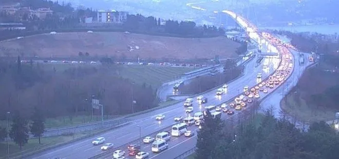 Yarıyıl tatilinin bitmesi ve sağanak yağışla birlikte İstanbul’da trafik yoğunluğu oluştu