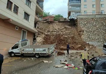 Bursa'da istinat duvarı apartmanın üzerine çöktü