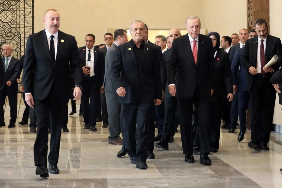 diplomasi-ruzgarina-baskan-erdogan-muhru-turkiye-baris-masasinin-kurucularindan-oldu-1776011311242.jpg Türkiye’nin yürüttüğü yoğun mekik diplomasisi kapsamında İran Cumhurbaşkanı Mesud Pezeşkiyan, Başkan Erdoğan’a teşekkür etmişti (Arşiv)