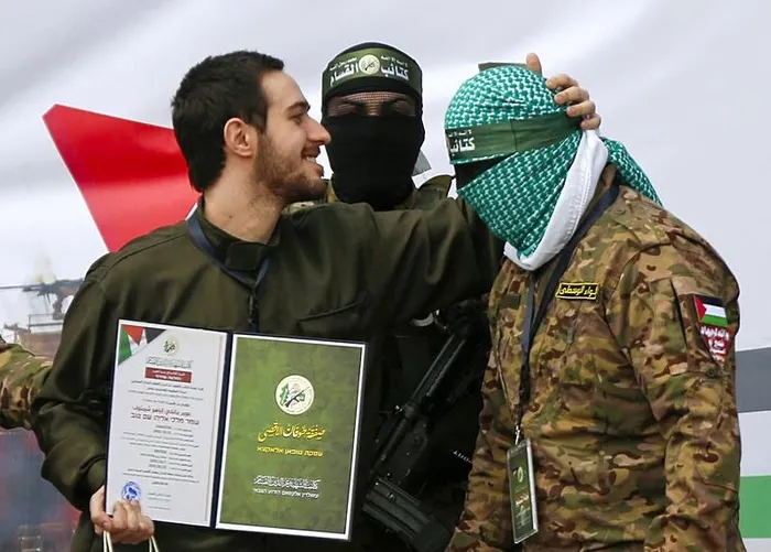 israilli-esir-kassam-tugayinin-alnindan-optu-trumptan-dikkat-ceken-aciklama-6-israilli-esirin-iyi-durumda-degi-1740260579505.jpeg Trump'tan dikkat çeken açıklama: 6 İsrailli esir iyi durumda değil - 1