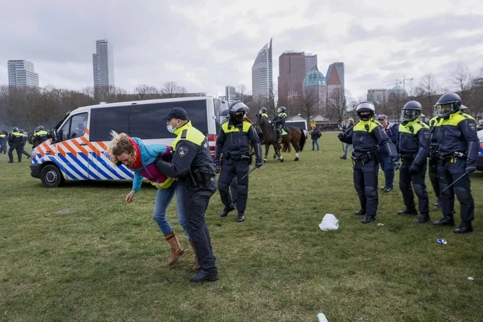 Hollanda’da ortalık karıştı! Genel seçim öncesi hükümet karşıtı protesto - 7