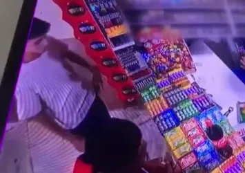 Büfede hırsızlık anı kamerada