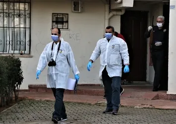 Antalya’da evden gelen kötü koku ekipleri alarma geçirdi: Çift maske takarak girebildiler