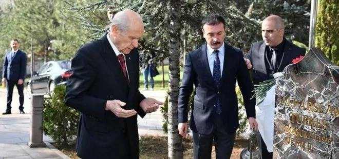 MHP lideri Bahçeli Alparslan Türkeş’in mezarını koronavirüs tedbirleri altında ziyaret etti