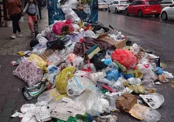 Buca’da çöp yığınları oluştu! Vatandaş tepkili: İşçiler grev ile başkan yardımcısı fal ile meşgul