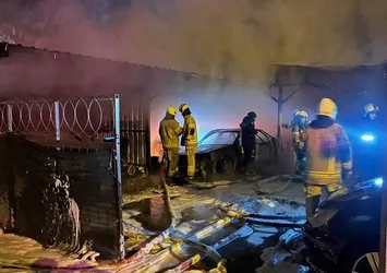 Bursa'da galeride yangın! Otomobiller alevlere teslim oldu