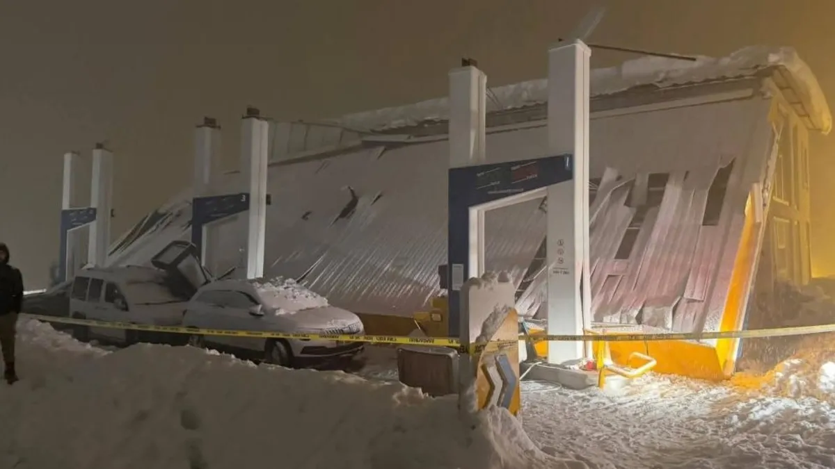 Hakkari'de kar dehşeti! Akaryakıt istasyonunun çatısı çöktü: Yaralılar var