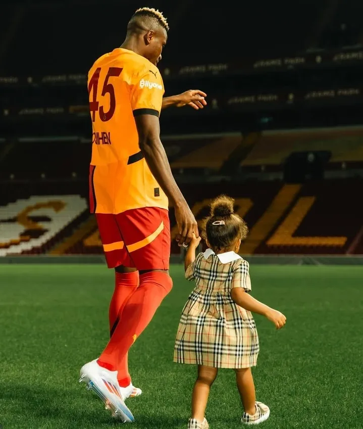 1793351848203.jpg Osimhen ikinci kez baba oldu! Galatasaray'ın Konya yolculuğunda mutlu haber - 1
