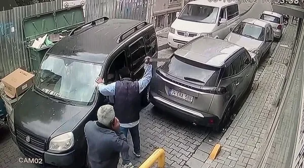 Fatih’te döner bıçaklı saldırı! Saldırgan esnaftan kaçamadı