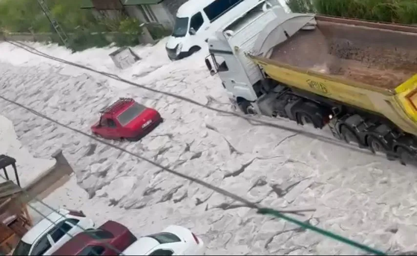 Ankara'da dolu ve sağanak hayatı olumsuz etkiledi - 2