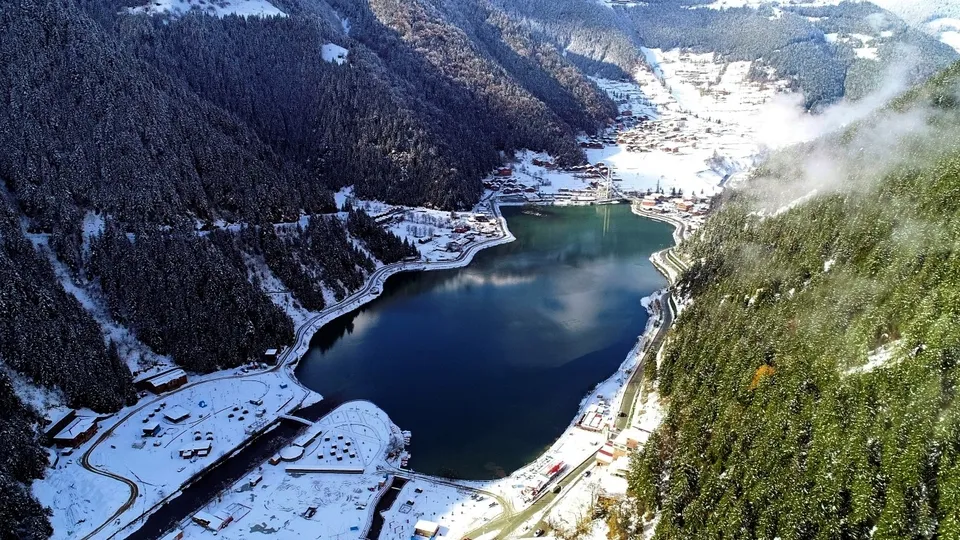 Uzungöl beyaza büründü!