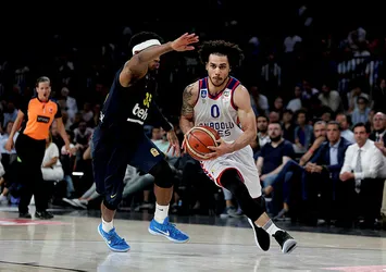 Anadolu Efes Fenerbahçe'yi devirdi