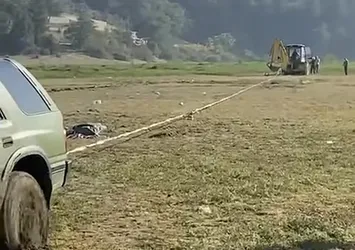 Pikniğe giderken bataklığa saplandılar! Kurtarmaya gidenler de mahsur kaldı