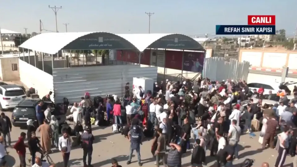 İşte sürgün ve soykırımın görüntüsü! Bombalardan kaçan Gazzeliler Refah Sınır Kapısı’nda