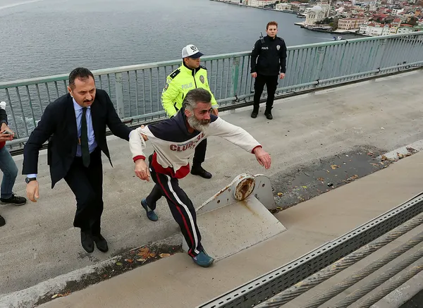 1669388491793.jpg Başkan Erdoğan 15 Temmuz Köprüsü'nde konvoyunu durdurdu vatandaşın intihar girişimini engelledi! İşte o kareler... - 1