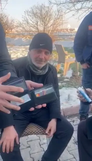 Afet bölgesine gönderilen montun cebinde unutulmuştu: Depremzede sahibine teslim etti