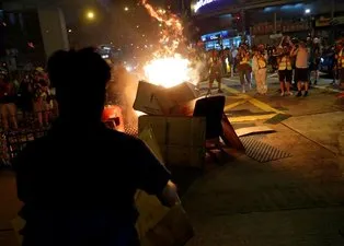 Hong Kong’da sokaklar savaş alanına döndü! Gerilim tırmanıyor...