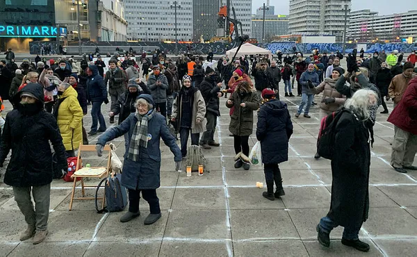 almanlar-kovid-19-onlemlerini-protesto-etmek-amaciyla-toplu-dans-etti-1610218986605.jpg Almanlar Kovid-19 önlemlerini protesto etmek amacıyla toplu dans etti - 1