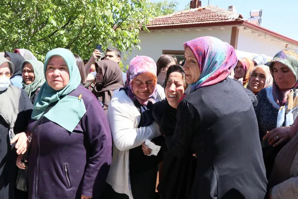 Pençe- Kilit şehidi Tunahan Erbaşı Aksaray'da son yolculuğuna uğurlandı! Gözyaşları sel oldu - 2