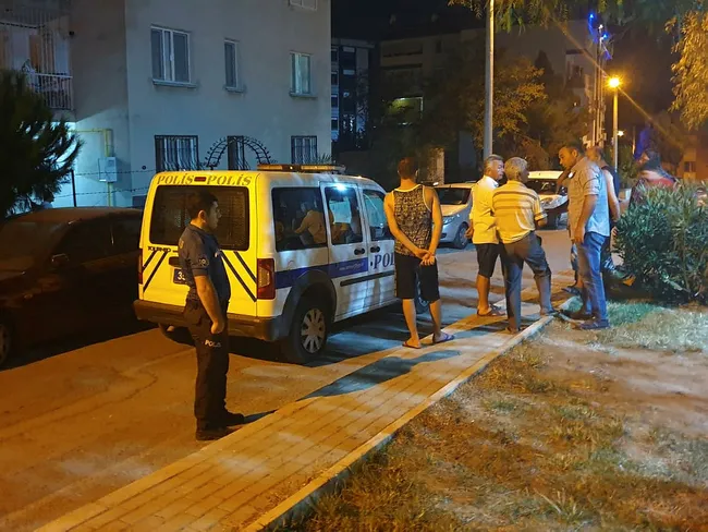 İzmir'de şüpheli ölüm! Kötü kokular gelen eve giren polis, cansız bedeni buldu - 1