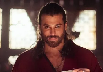 Can Yaman DJ sevgilisiyle Bodrum sahillerinde!