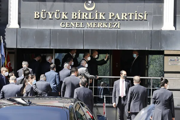 son-dakika-baskan-erdogan-ile-bbp-baskani-destici-bir-araya-geldi-1649935030027.jpg Son dakika: Başkan Erdoğan ile BBP Başkanı Destici bir araya geldi - 1