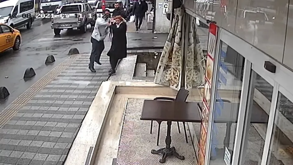 İstanbul’da kıskanç koca dehşeti kamerada: Yumrukladığı karısını merdivenlerden yuvarladı